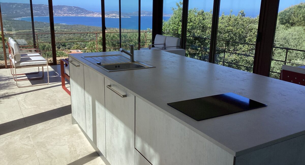 cuisine d'extérieur complète sur mesure avec toit couverte plaque cuisson mitigeur évier