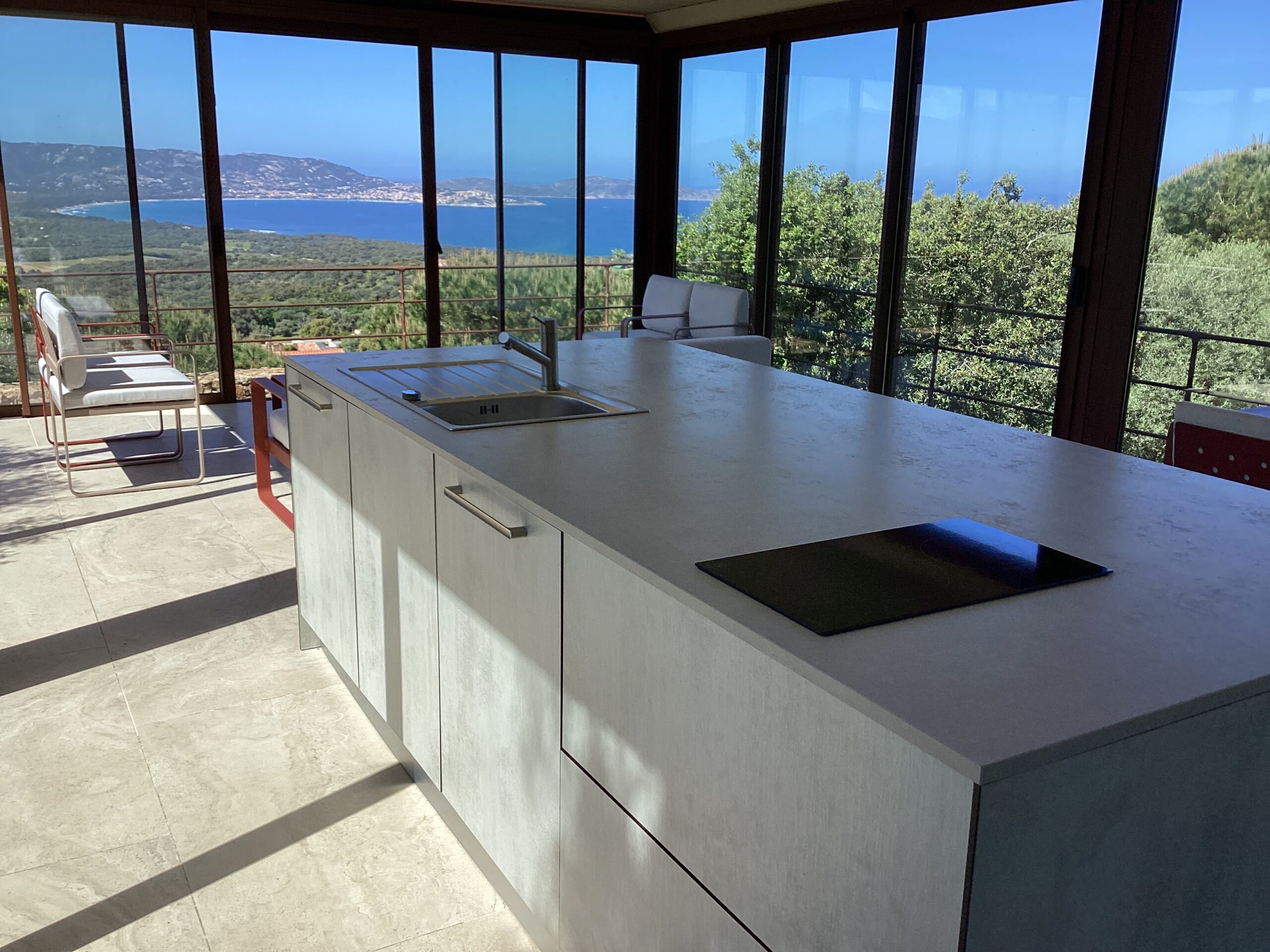 cuisine d'extérieur complète sur mesure avec toit couverte plaque cuisson mitigeur évier