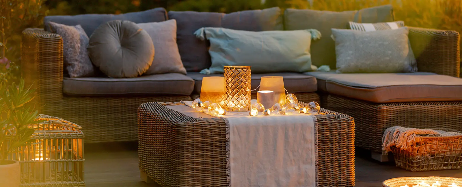 salon terrasse extérieur automne ambiance bougie plaid