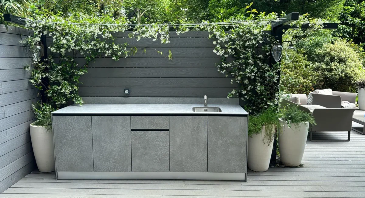 cuisinedété cuisine extérieur sans toit terrasse évier mitigeur végétation