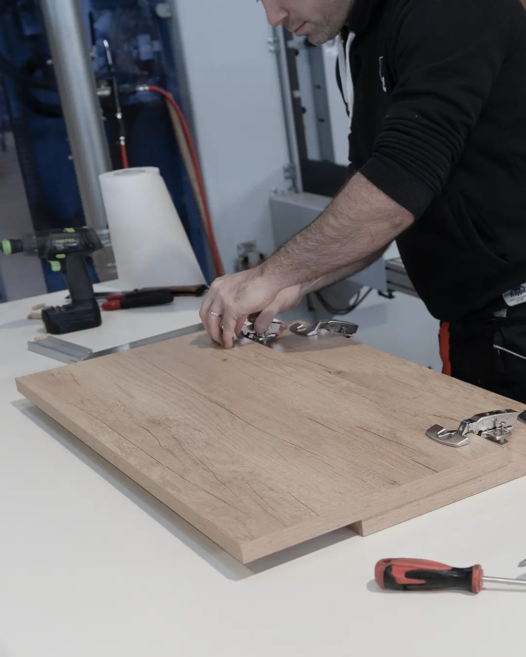 montage façade porte cuisine bois charnière main