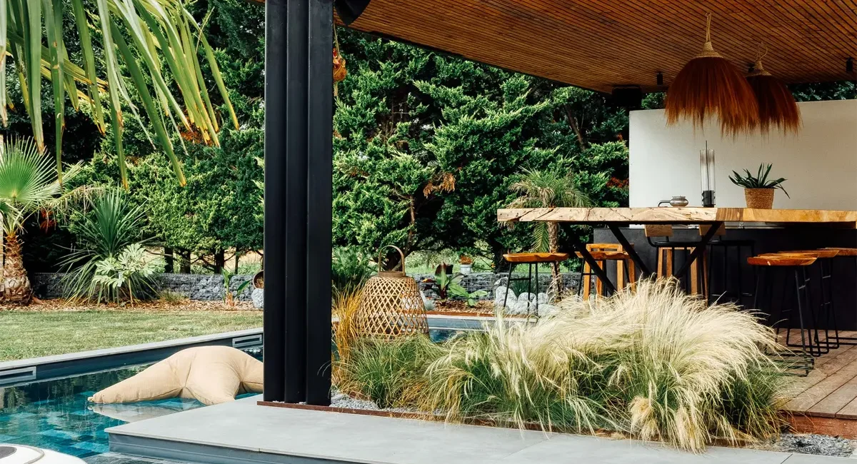 cuisine extérieur cuisinedété pergola toit piscine table à manger