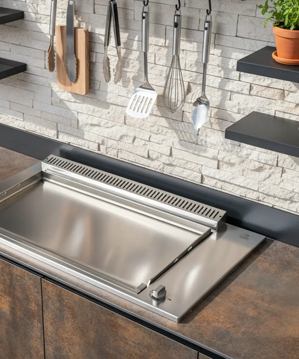 plancha planet lisse meuble cuisine extérieur d'été cuisinedété mur pierre ustensiles suspendues