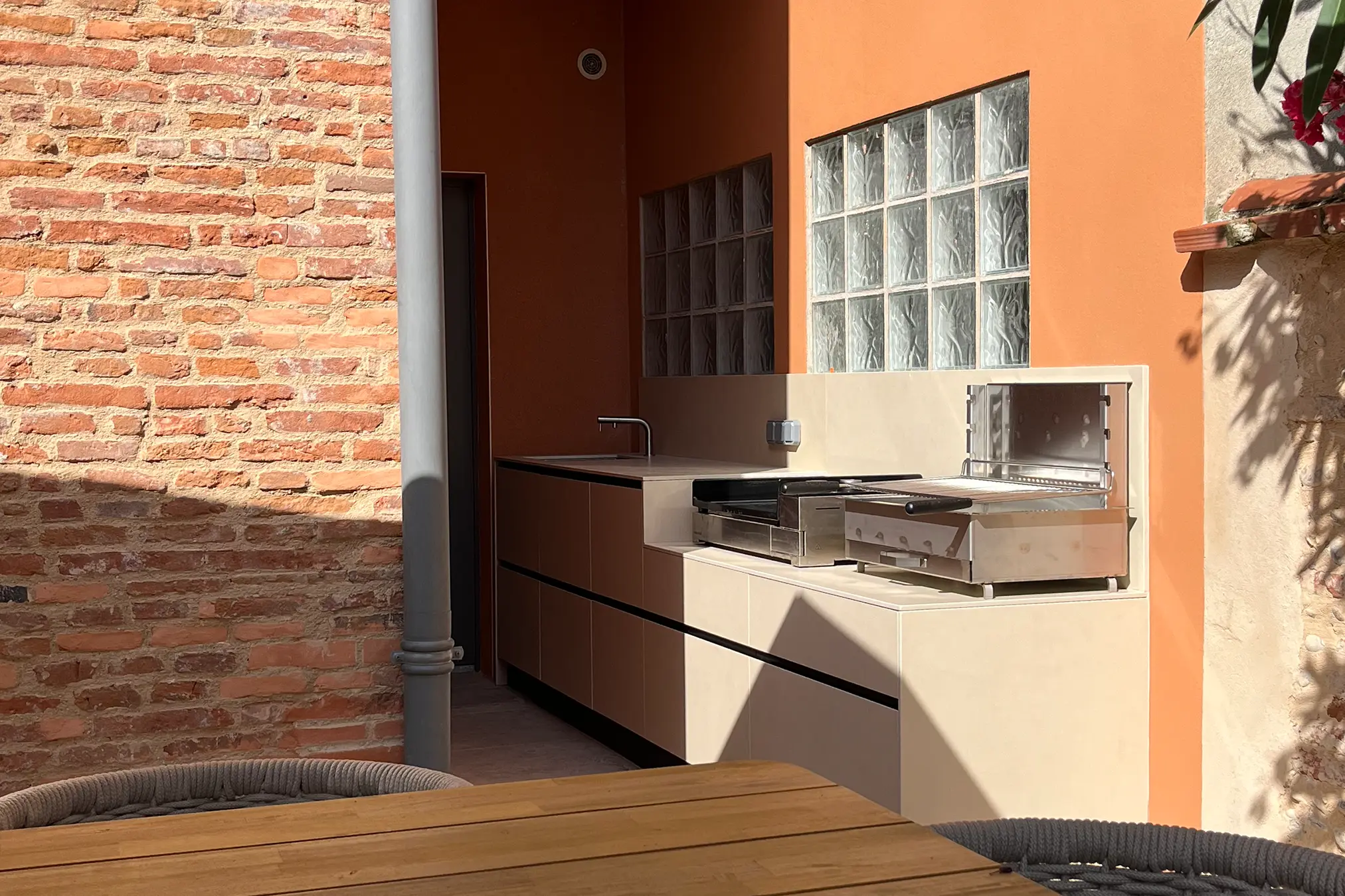 meuble cuisine d'été extérieure avec plancha grill bbq céramique Toulouse Haute Garonne Occitanie