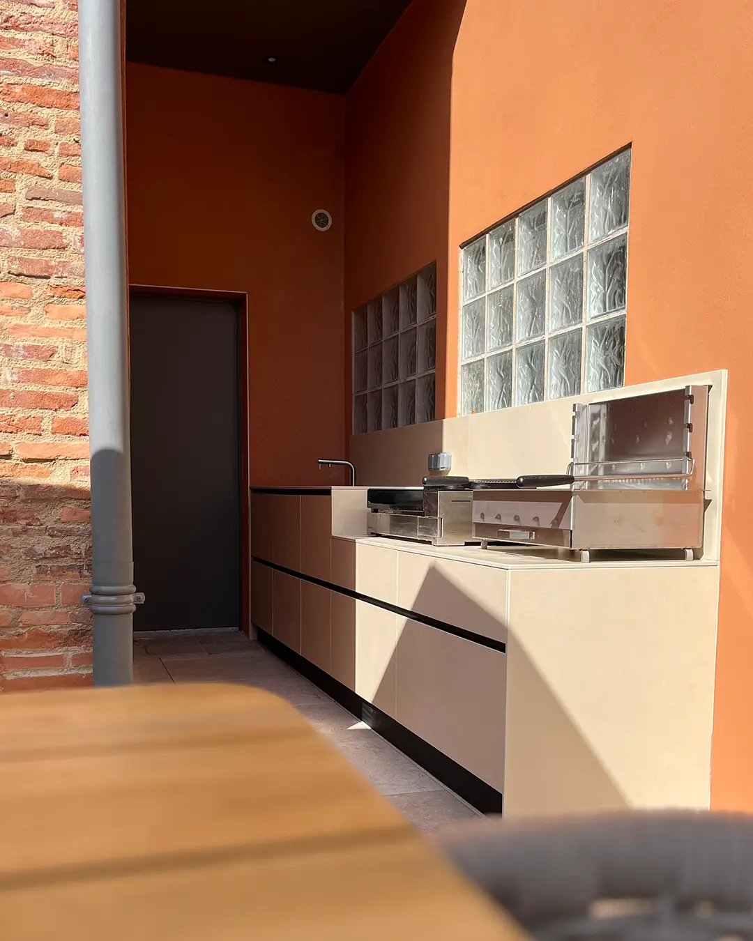 meuble cuisine d'été extérieure avec plancha grill bbq céramique Toulouse Haute Garonne