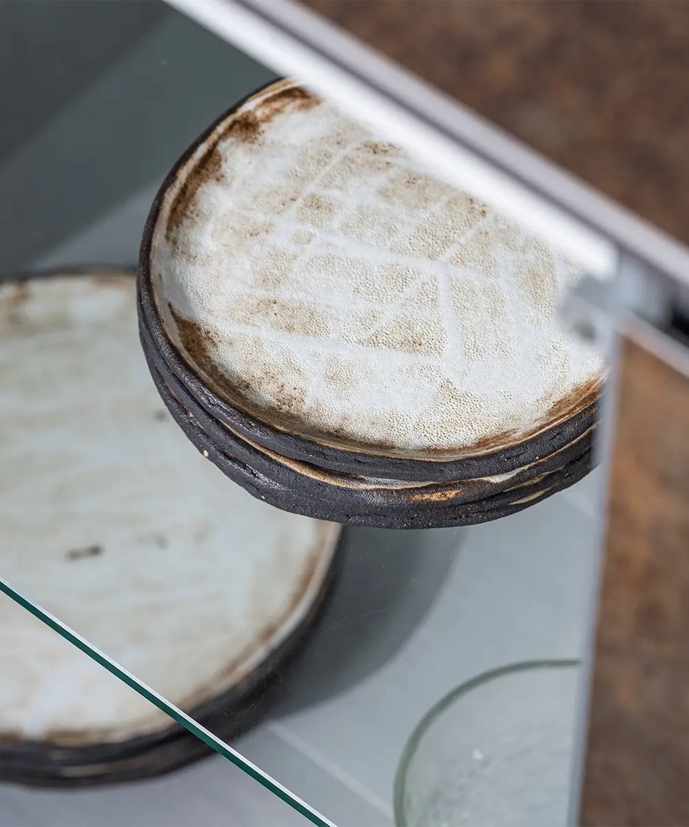 intérieur meuble cuisine extérieure aluminium étagère verre assiettes céramique