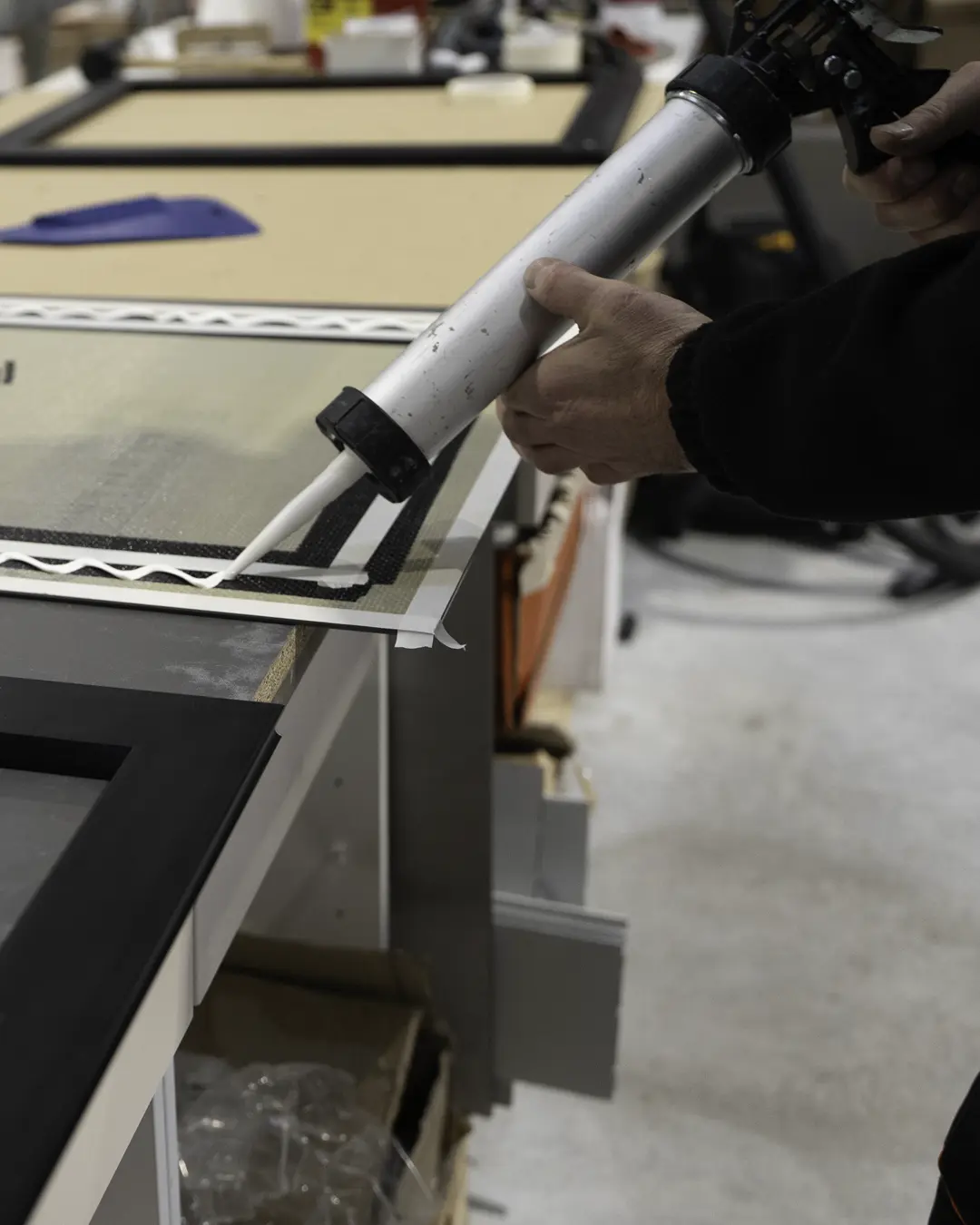 application colle pour cadre façade cuisine extérieur cuisinedété geste main