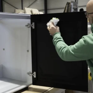 installation porte façade céramique meuble caisson aluminium cuisine extérieure main