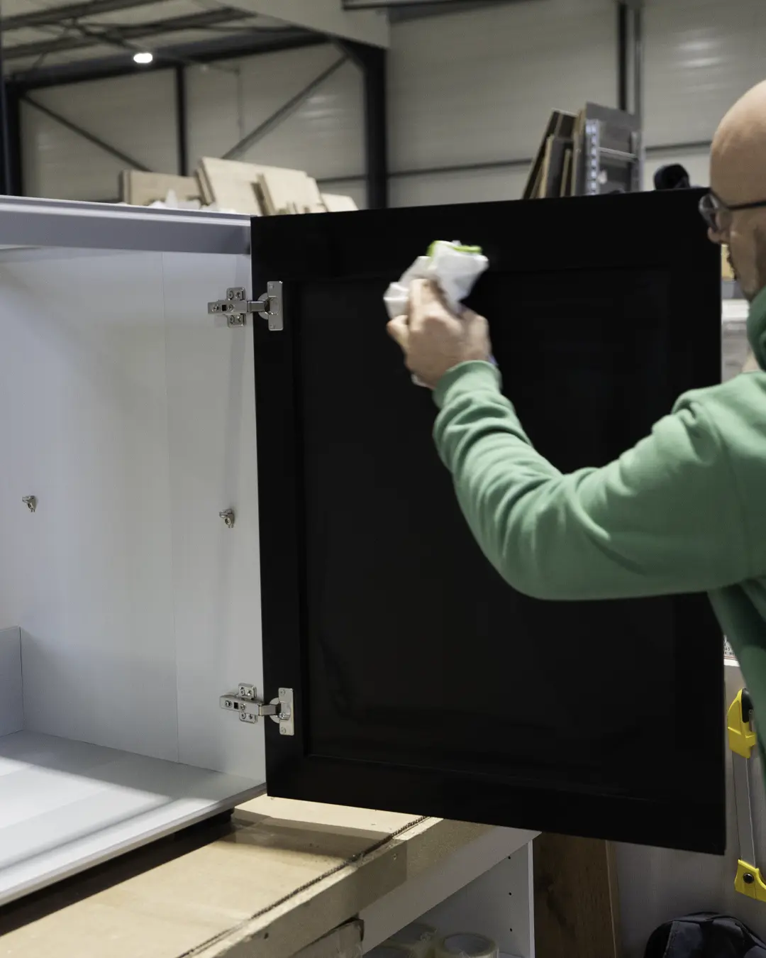 installation porte façade céramique meuble caisson aluminium cuisine extérieure main