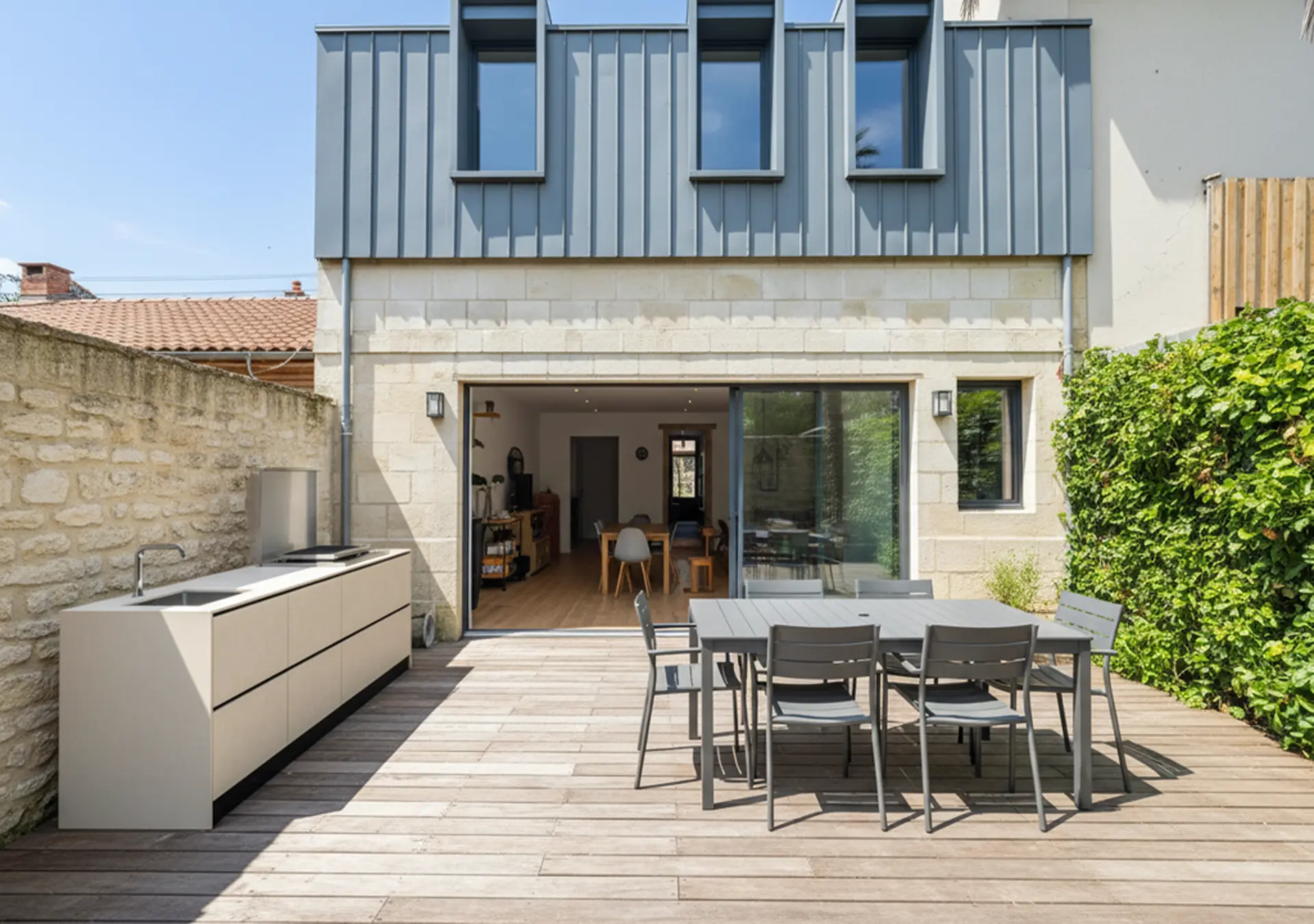 meuble cuisine d'été extérieure avec plancha évier mitigeur terrasse échoppe bordeaux gironde table à manger