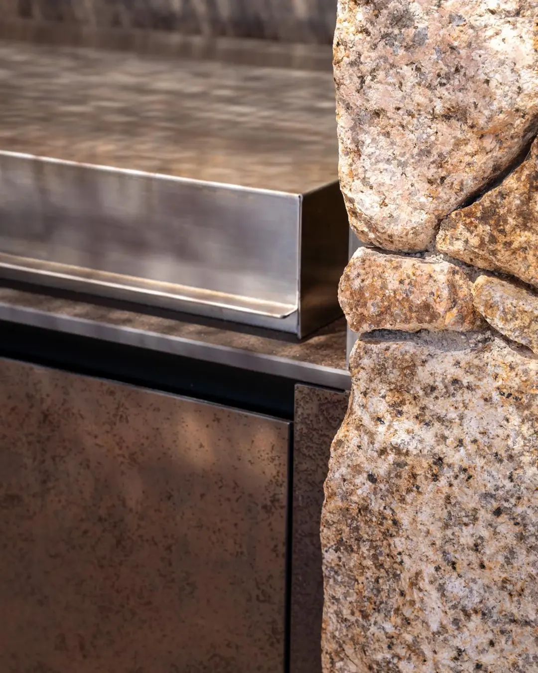 cuisine-exterieur-corse-05 meuble cuisine extérieure céramique avec plancha inox intégré pierre provençale corse