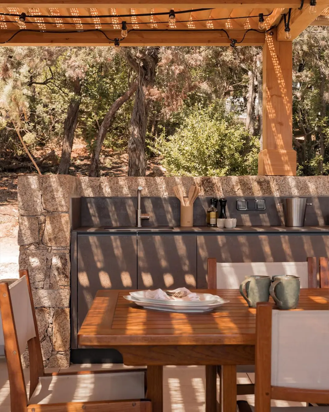 cuisine-exterieur-corse-06 meuble cuisine extérieure céramique avec plancha inox intégré table à manger pergola évier mitigeur ambiance provençale corse