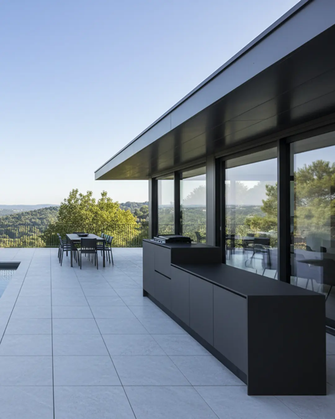 cuisine extérieure été cuisinedété avec plancha encastré intégré terrasse Lyon Rhone table à manger chaises piscine vue coline