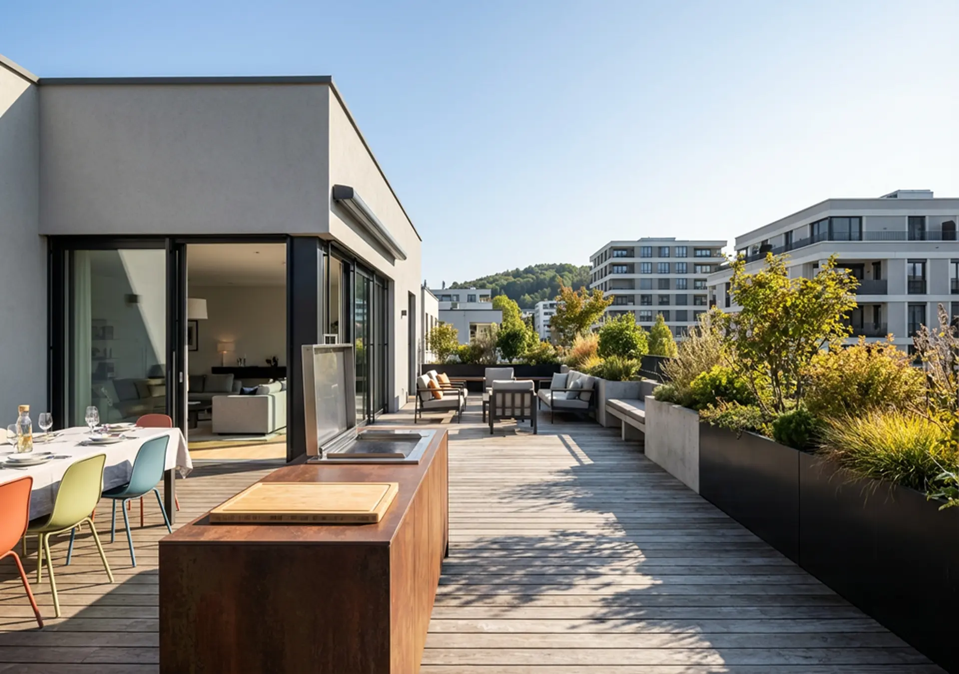 cuisine extérieure été cuisinedété avec plancha encastré intégré terrasse Lyon Confluence Rhone table à manger chaises salon d'été jardinière vue dégagé