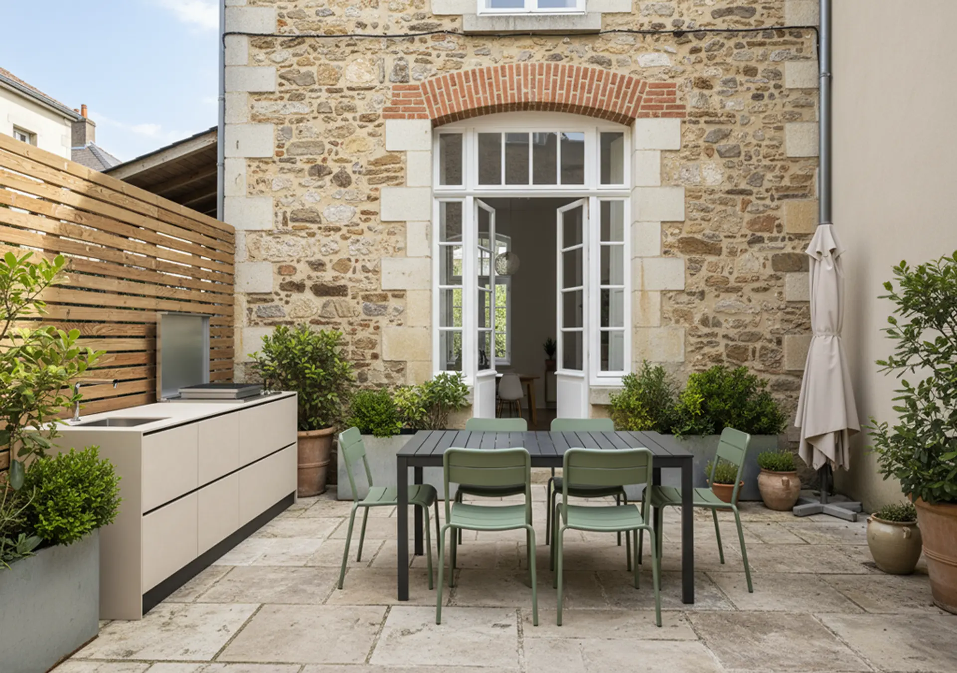 cuisine d'été extérieur cuisinedété avec plancha à encastré intégré mitigeur évier cours maison Nantes Loire-Atlantique table à manger extérieur