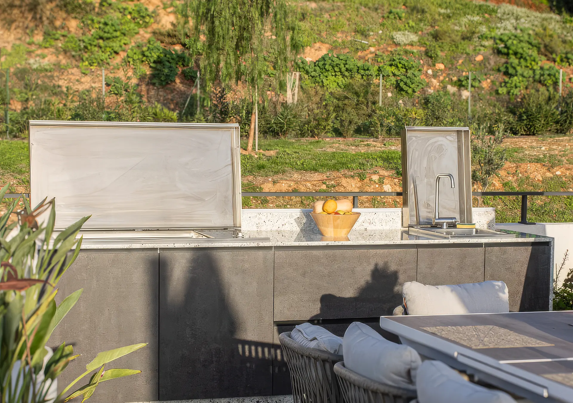 meuble cuisine extérieur cuisinedété avec plancha encastré intégré évier mitigeur inox table à manger provence alpes cote d'azur