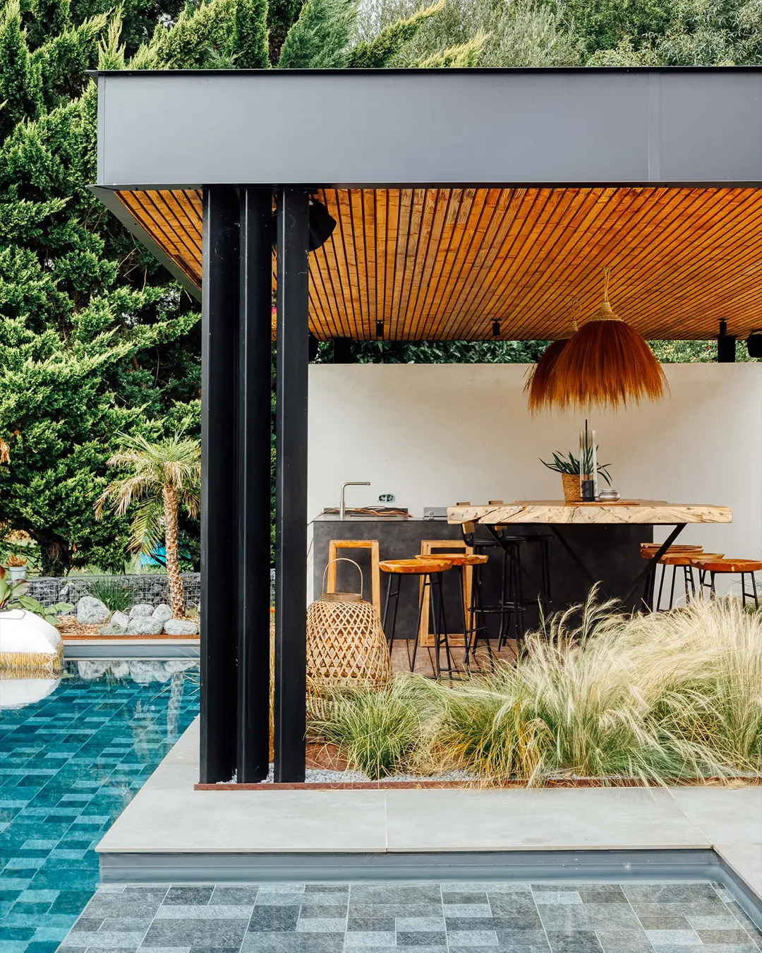 cuisine extérieur avec comptoir bar table à manger tabouret cuisinedété pergola toit couvert piscine Angers