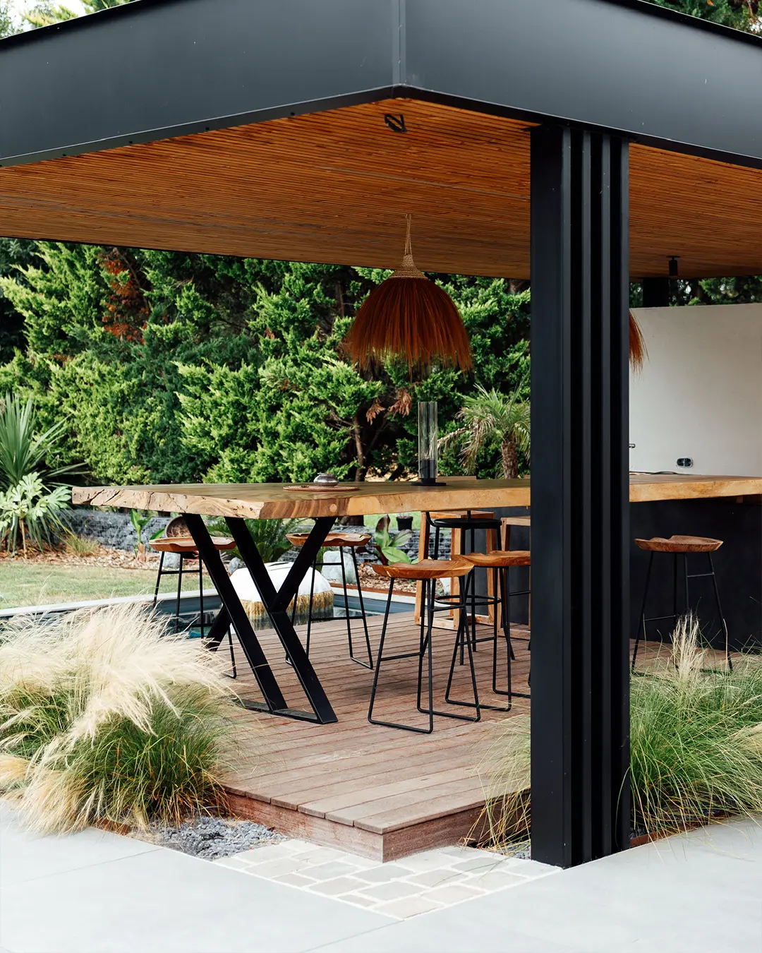 cuisine extérieur avec comptoir bar table à manger tabouret cuisinedété pergola toit couvert piscine Angers