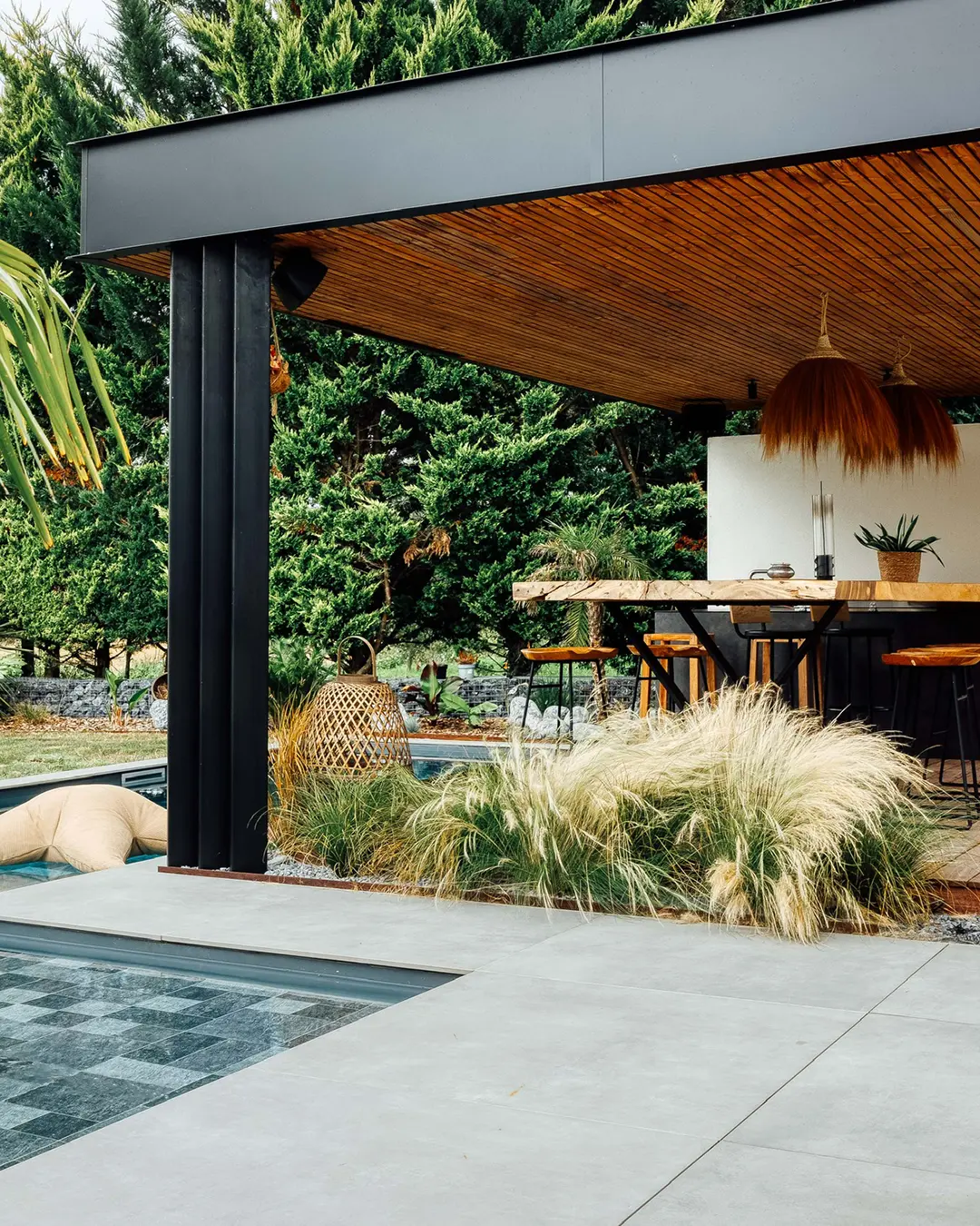 cuisine extérieur avec comptoir bar table à manger tabouret cuisinedété pergola toit couvert piscine Angers