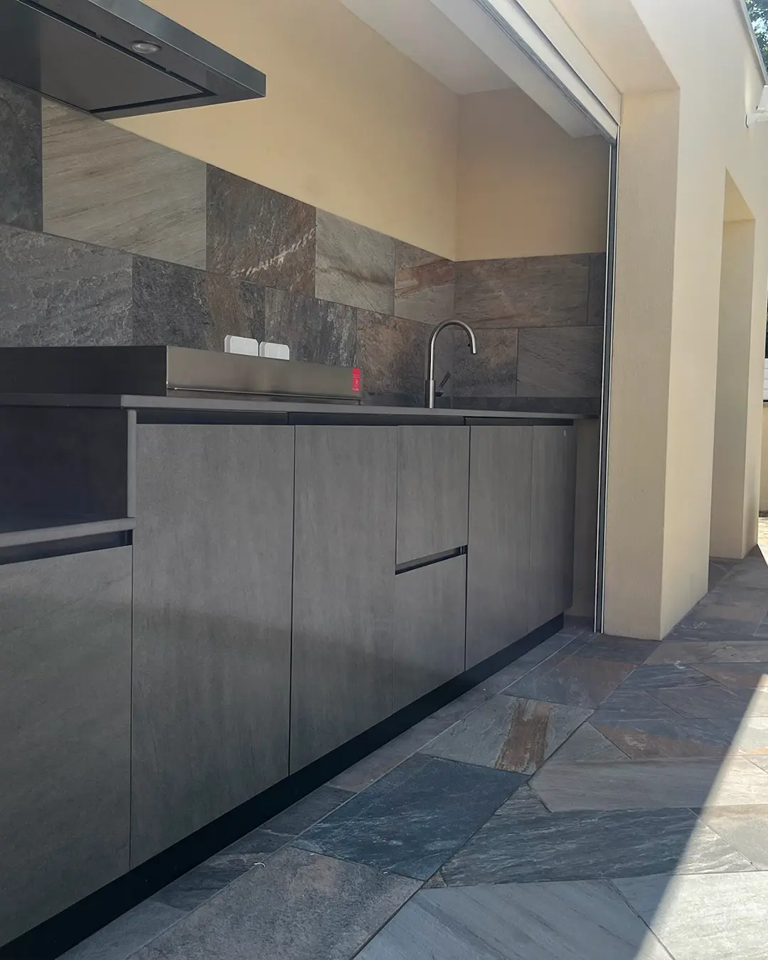 meuble cuisine extérieure avec plancha encastré intégré kamado grill bbq évier mitigeur hotte aspirante toit couvert Gironde Bordeeaux