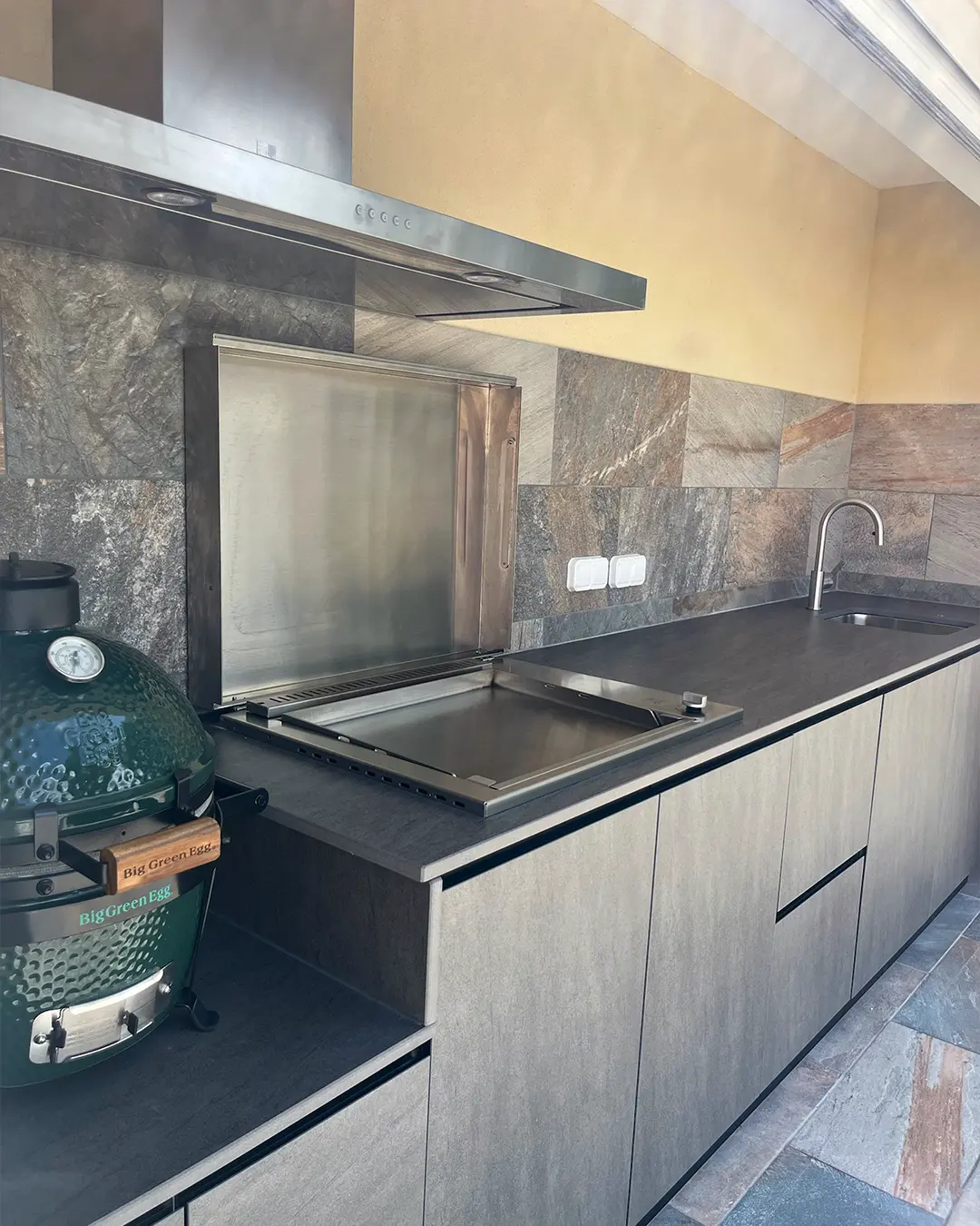 meuble cuisine extérieure avec plancha encastré intégré kamado grill bbq évier mitigeur hotte aspirante toit couvert Gironde Bordeeaux