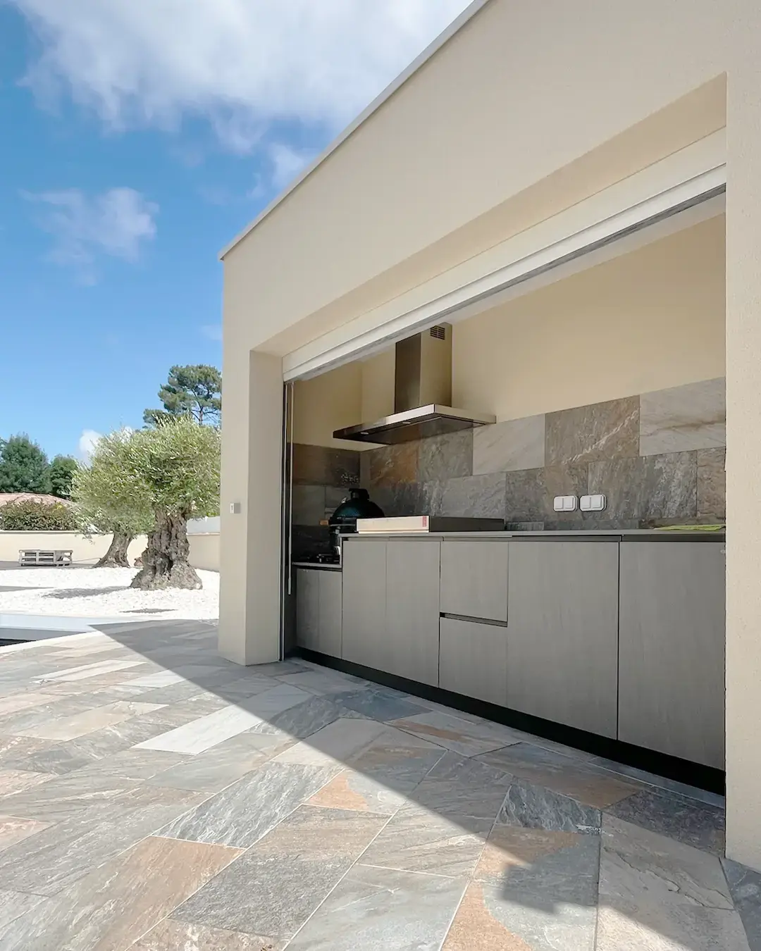 meuble cuisine extérieure avec plancha encastré intégré kamado grill bbq évier mitigeur hotte aspirante toit couvert Gironde Bordeeaux