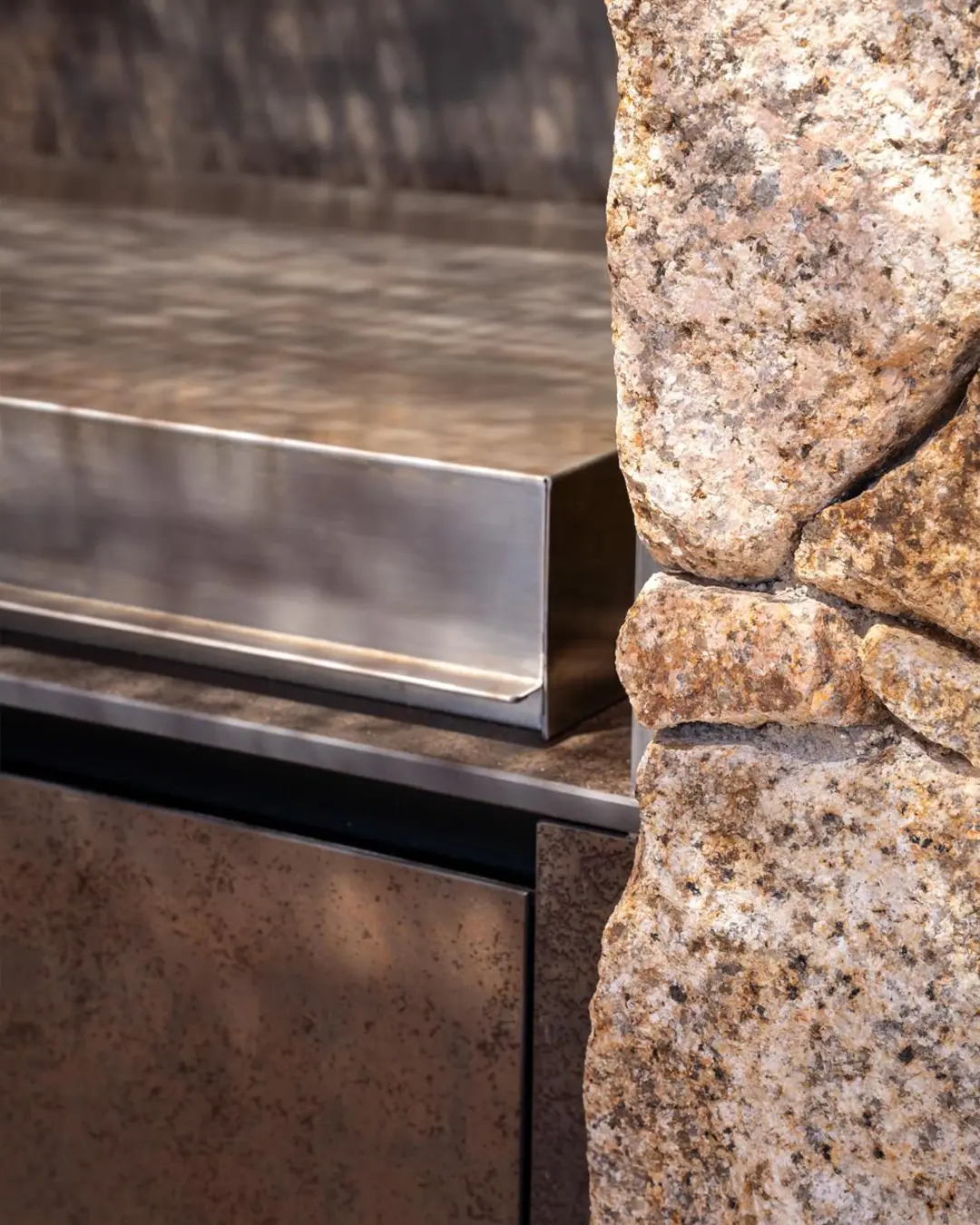 meuble cuisine extérieure céramique avec plancha inox intégré ambiance provençale corse