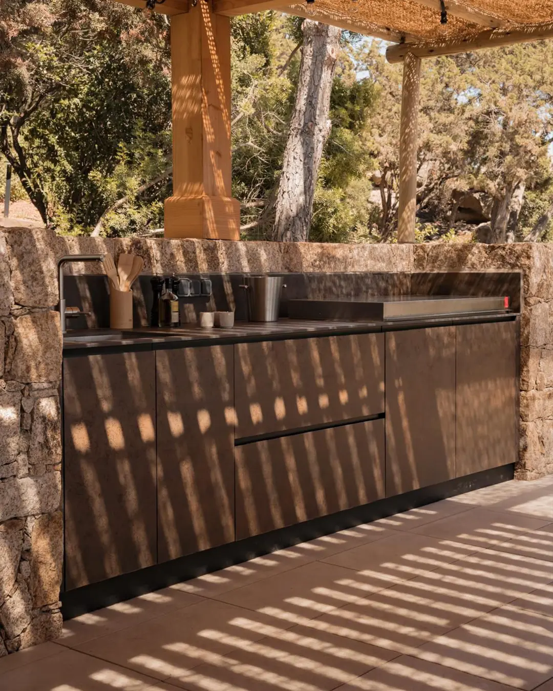 meuble cuisine extérieure céramique avec plancha inox intégré pergola évier mitigeur ambiance provençale corse