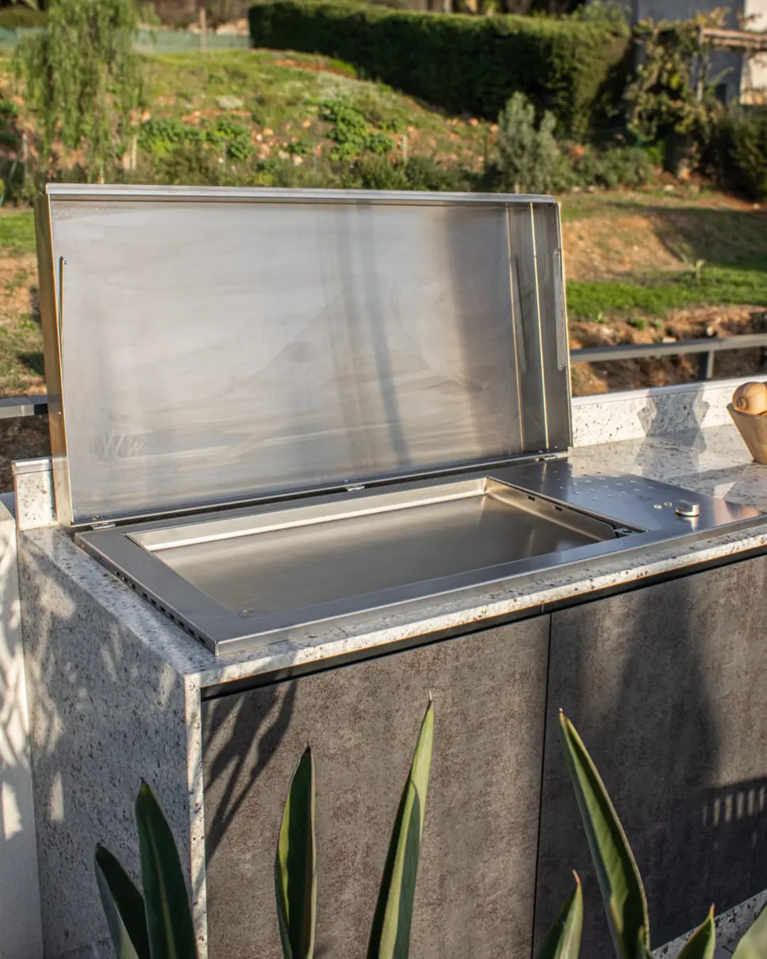 meuble cuisine extérieure avec plancha encastré intégré côte d'azur