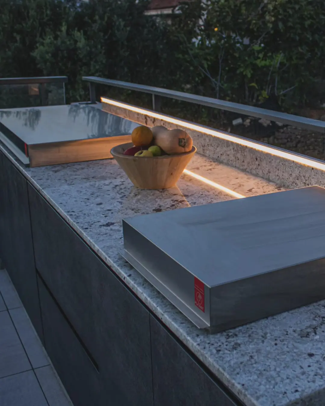 meuble cuisine extérieure avec plancha évier mitigeur côte d'azur éclairage LED