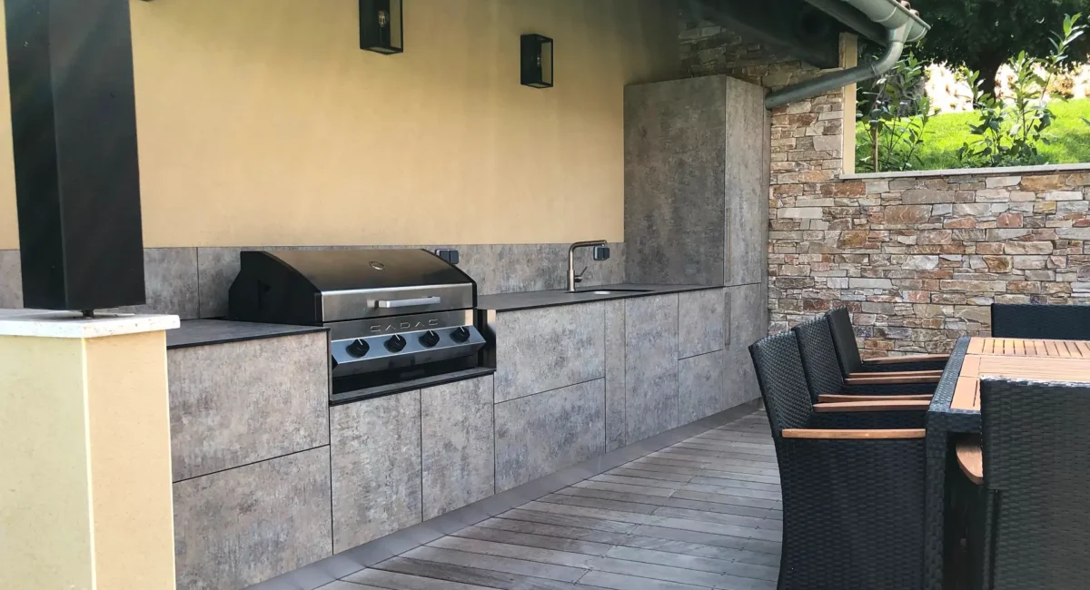 cuisine d'extérieur cuisinedété sur mesure avec plancha à poser évier mitigeur avec toit couvert table à manger