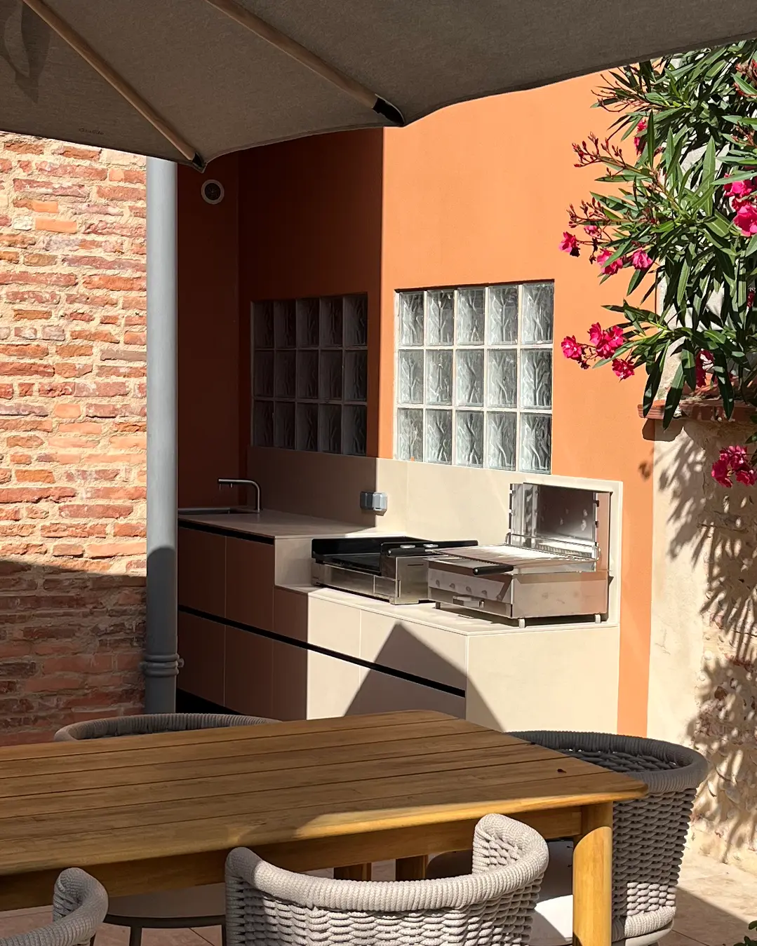 meuble cuisine d'été extérieure avec plancha grill bbq céramique Toulouse Haute Garonne Occitanie