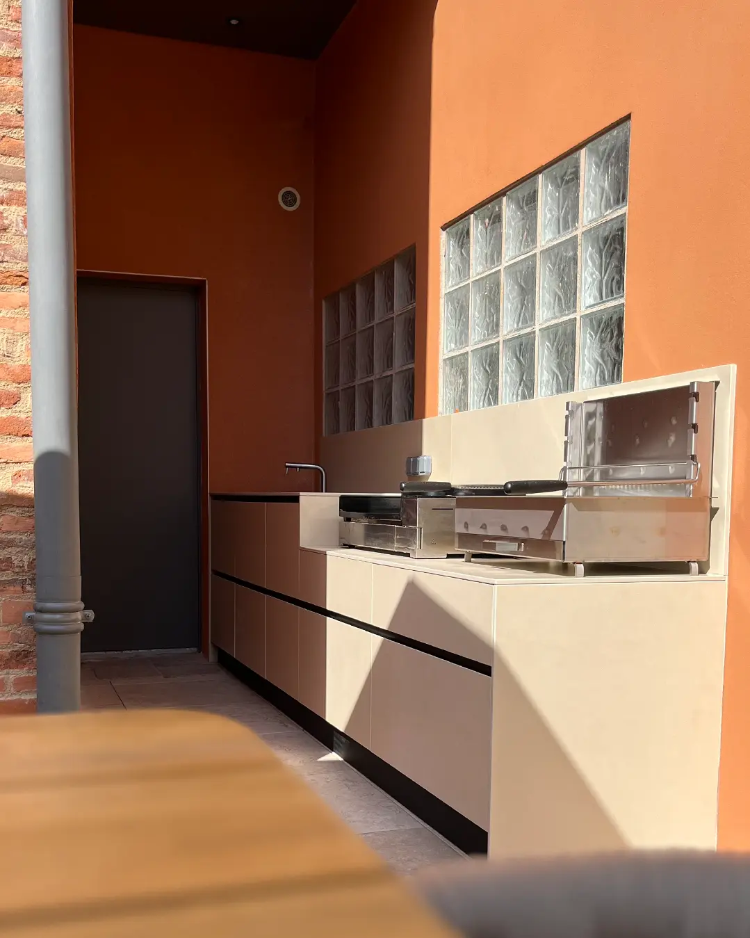 meuble cuisine d'été extérieure avec plancha grill bbq céramique Toulouse Haute Garonne