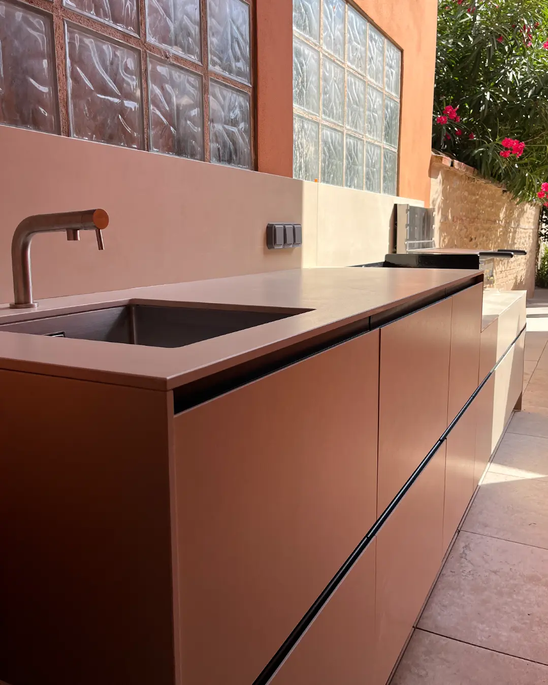 meuble cuisine d'été extérieure avec plancha grill bbq céramique Toulouse Haute Garonne