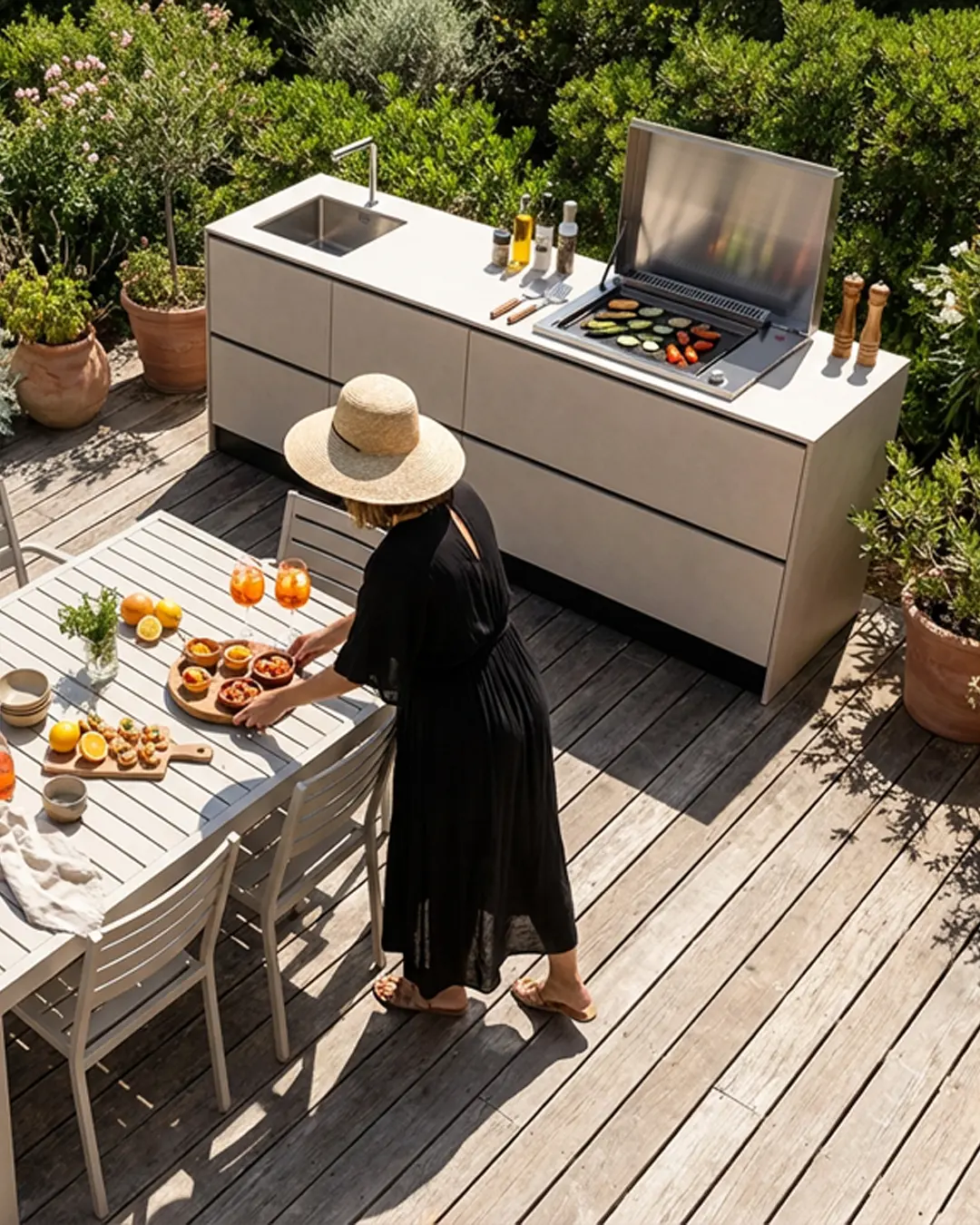 cuisine d'extérieur avec plancha encastré évier mitigeur vue de haut terrasse table à manger Royan Charente Maritime Nouvelle Aquitaine