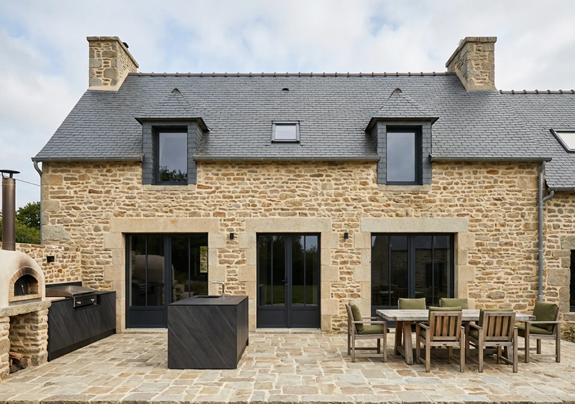 cuisine d'extérieur avec plancha à poser bar extérieur comptoir avec évier mitigeur maison terrasse Vannes Morbihan Bretagne