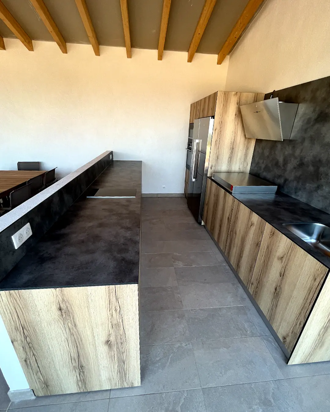 cuisine d'été extérieur avec bar comptoir plancha frigo couvert sous toit