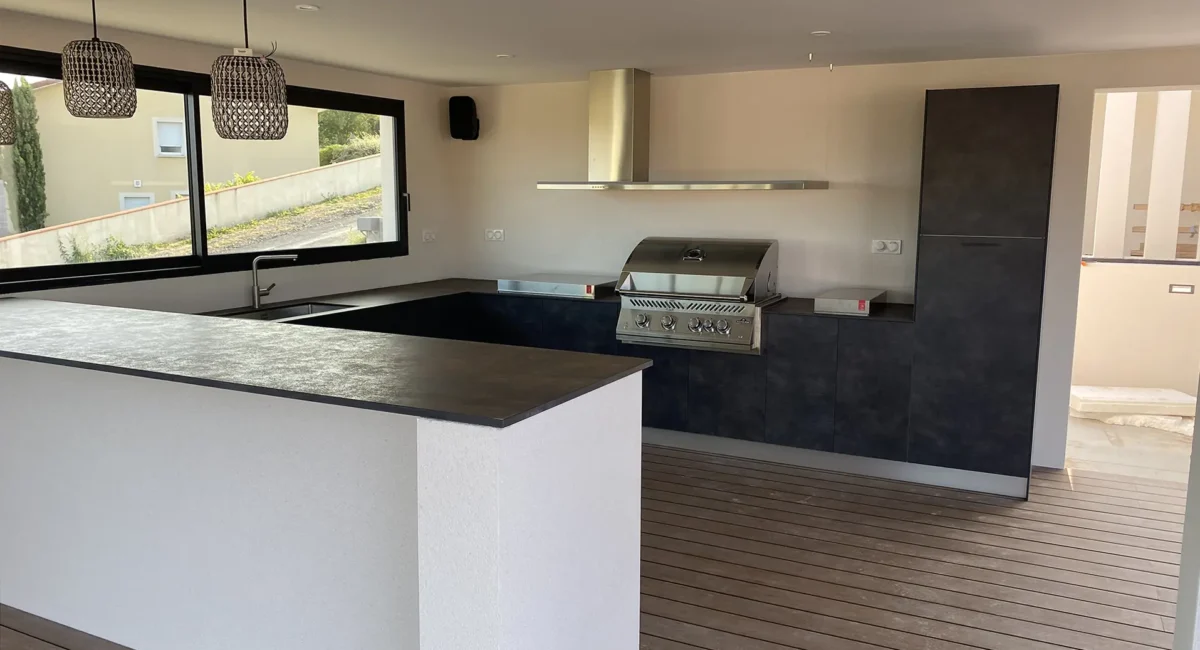 cuisinedété cuisine extérieure couverte avec plancha barbecue BBQ friteuse comptoir bar