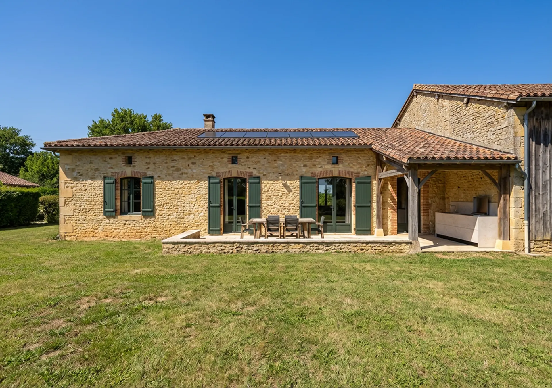cuisine extérieure avec plancha encastré intégré évier mitigeur inox terrasse maison campagne Dordogne Perigord Nouvelle Aquitaine