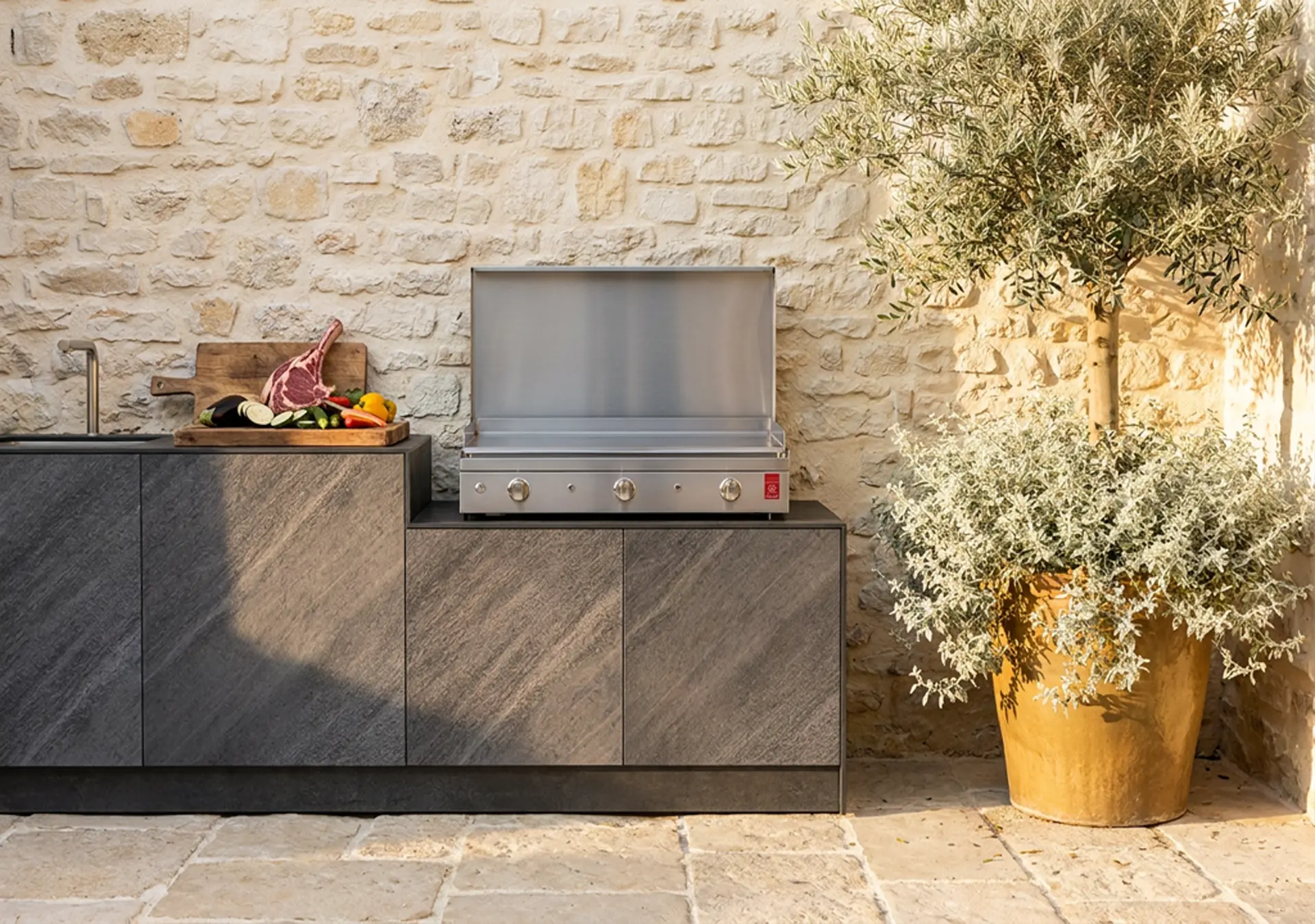 cuisinedete cuisine extérieure avec plancha à poser évier mitigeur compact terrasse