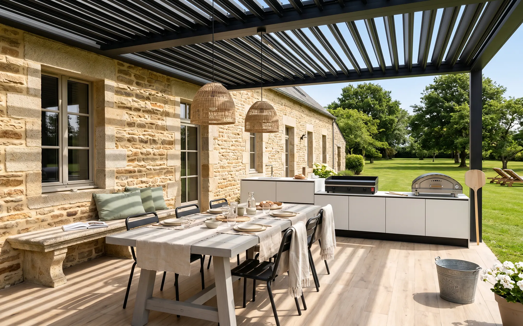 cuisinedété cuisine extérieure d'été avec plancha à poser four à pizza couvert pergola table à manger haut de gamme contemporain Lorient Morbihan Bretagne