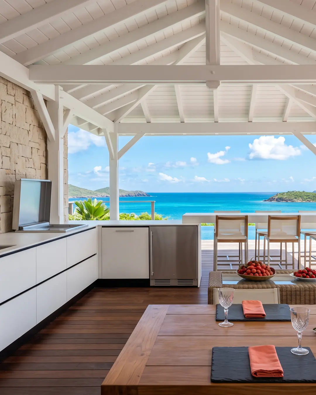 cuisinedete cuisine d'extérieur en angle L avec plancha encastré réfigérateur extérieur comptoir bar beach house villa saint barthelemy