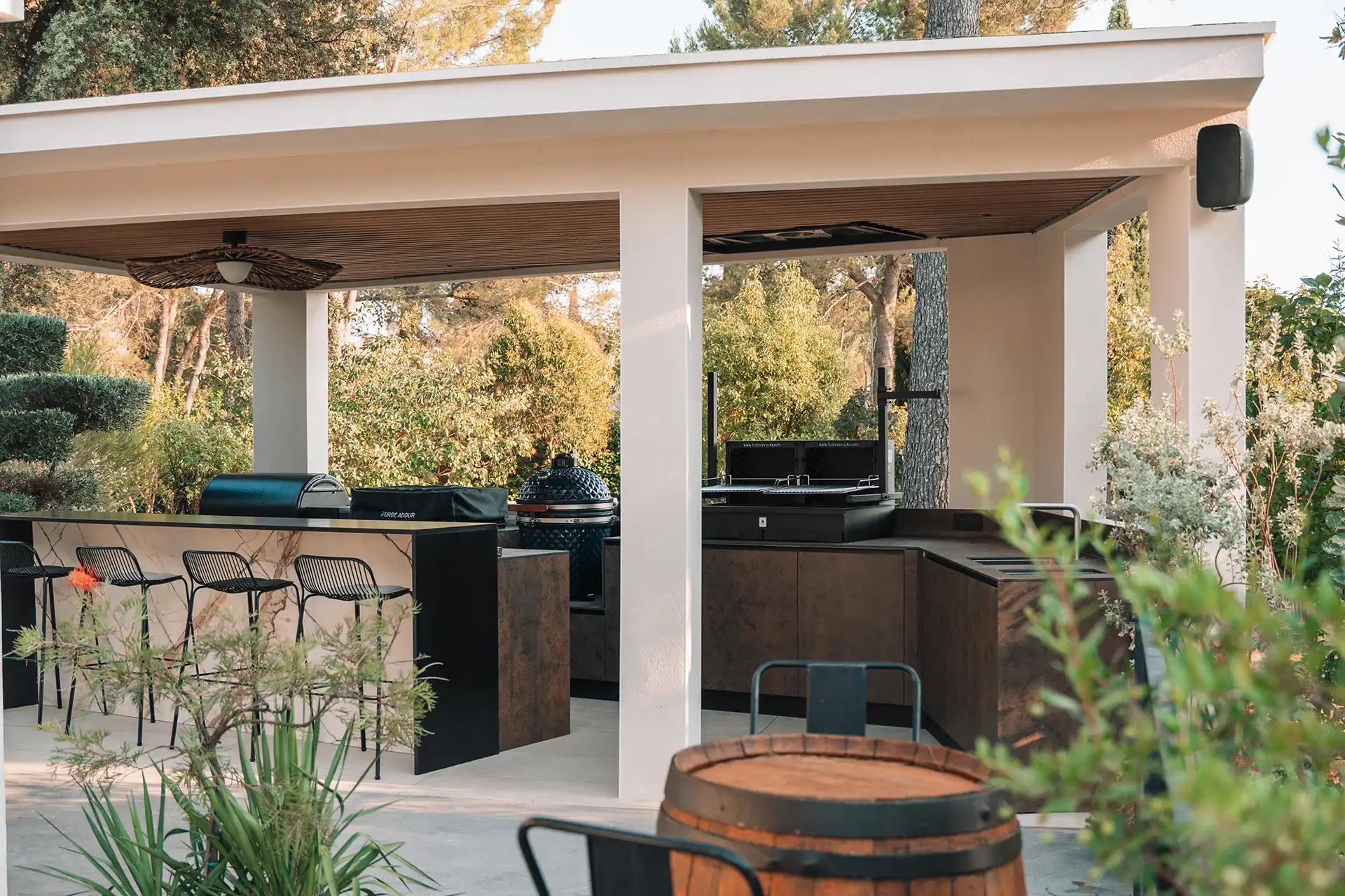 cuisinedété cuisine extérieure sur mesure en angle avec ilôt comptoir barplancha kamado rotissoire barbecue couvert pergola sous toit montpellier Hérault Occitanie